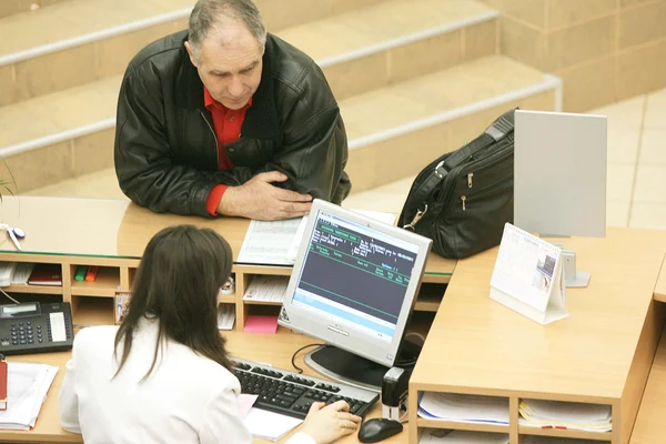 62% dintre românii cu ipotecă vor să scape mai devreme de datorii. Când merită și când e o greșeală