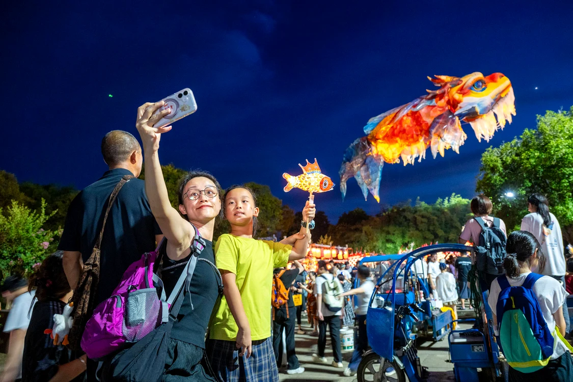 Participanții la festival și-au făcut poze cu Aoyu (Foto: Profimedia)