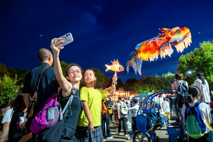 Participanții la festival și-au făcut poze cu Aoyu (Foto: Profimedia)