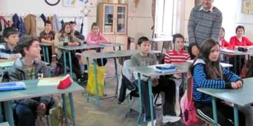 Primii zece profesori vor intra la vot