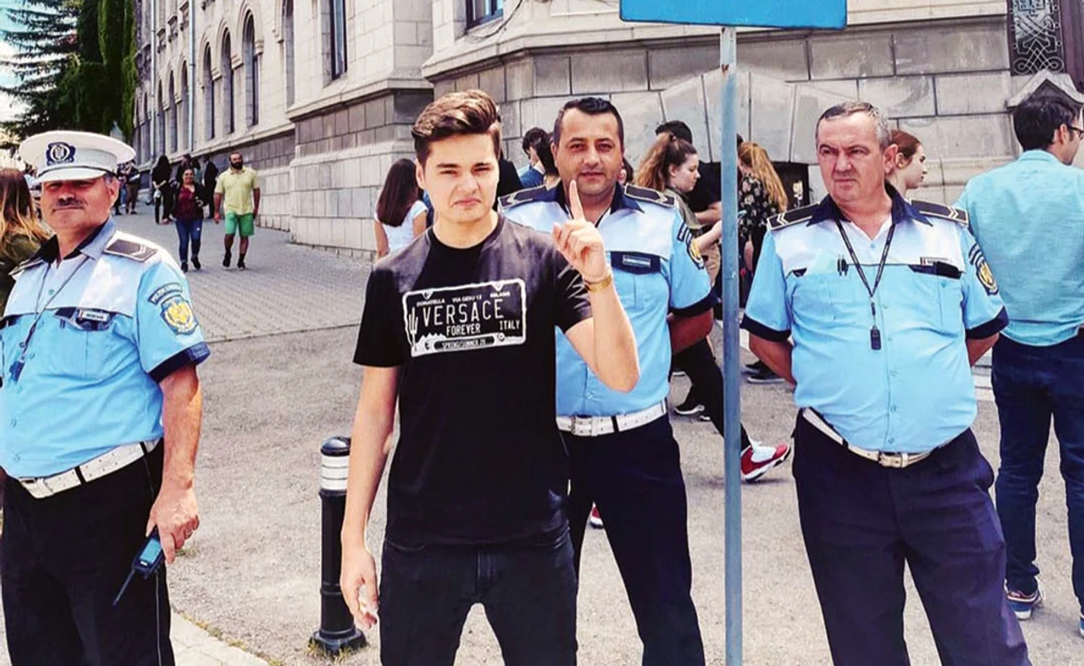 Selly s-a fotografiat cu câțiva polițiști la intrarea în liceu