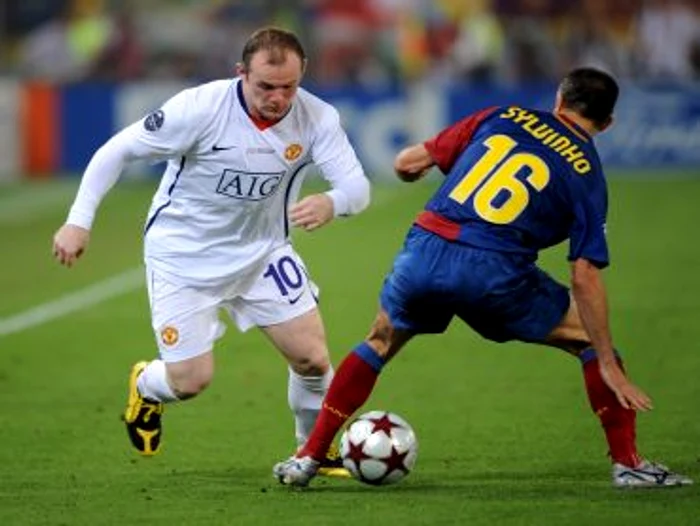 
    Wayne Rooney (alb) va avea un salariu de 9 milioane de euro pe sezon la Barcelona  