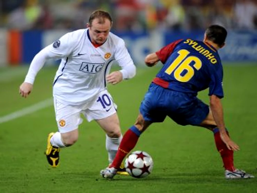 Wayne Rooney (alb) va avea un salariu de 9 milioane de euro pe sezon la Barcelona
