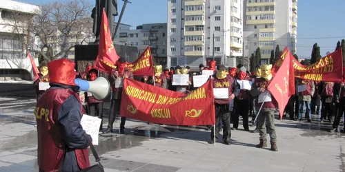 Poştaşii au protestat cu cagule pe faţă FOTO