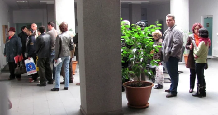 Vasluienii s-au prezentat la sediul CJAS pentru a-şi achita datoriile