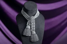 Colierul cu diamante al reginei Maria Antoaneta, adjudecat pentru o sumă mai mare decât cea estimată (foto: captură video Youtube / Sotheby's)