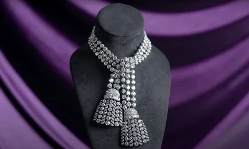 Colierul cu diamante al reginei Maria Antoaneta, adjudecat pentru o sumă mai mare decât cea estimată (foto: captură video Youtube / Sotheby's)