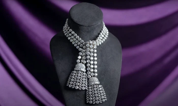 Colierul cu diamante al reginei Maria Antoaneta, adjudecat pentru o sumă mai mare decât cea estimată (foto: captură video Youtube / Sotheby's)