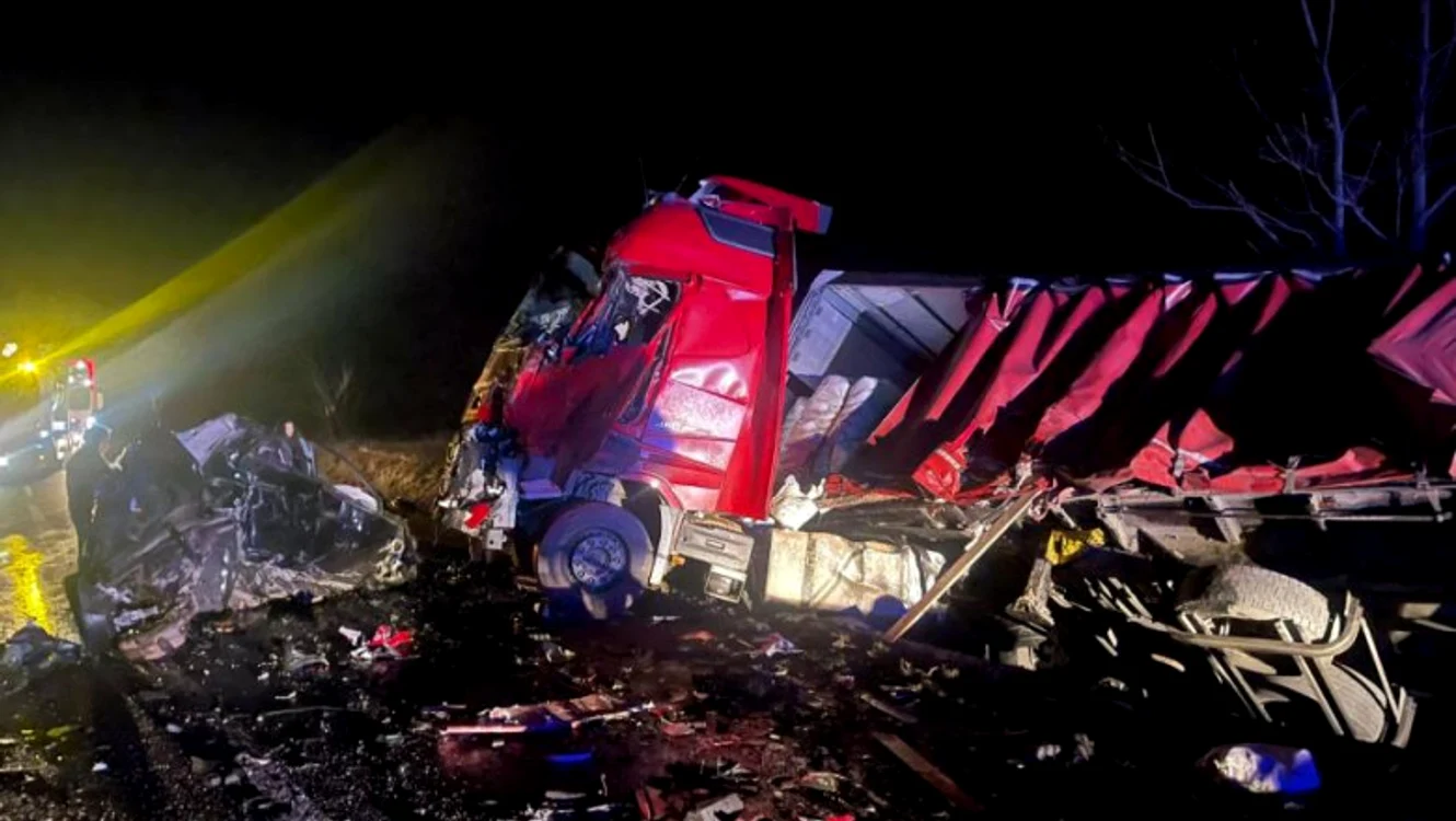 
     Trei persoane au murit într-un accident grav în județul Caraș-SeverinFoto: ISU Caraș-Severin  