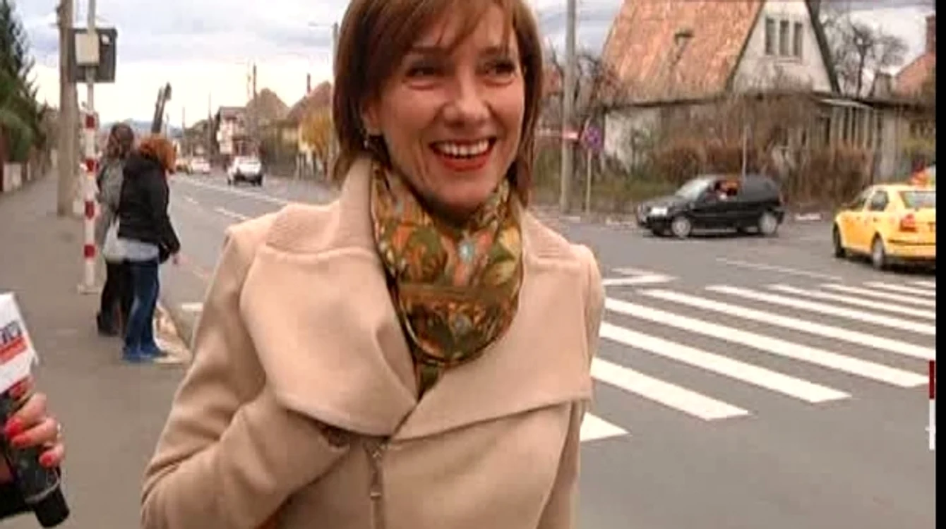 
    Carmen Iohannis, în drum spre școala la care predă foto: România TV  