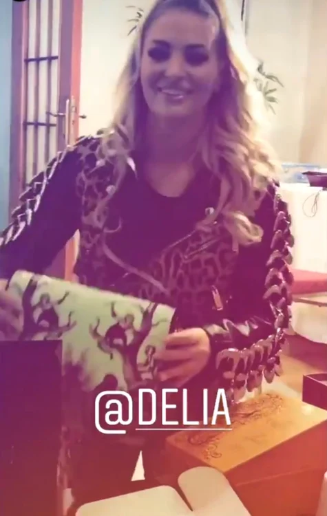 Delia, în momentul în care desface cadourile