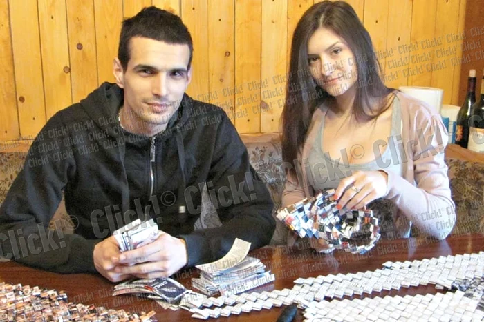 Cei doi tineri vor să îşi  vândă genţile din hârtie  şi în străinătate, unde  există o piaţă mult mai  mare de desfacere (Fotografii: Andreea Mitrache)