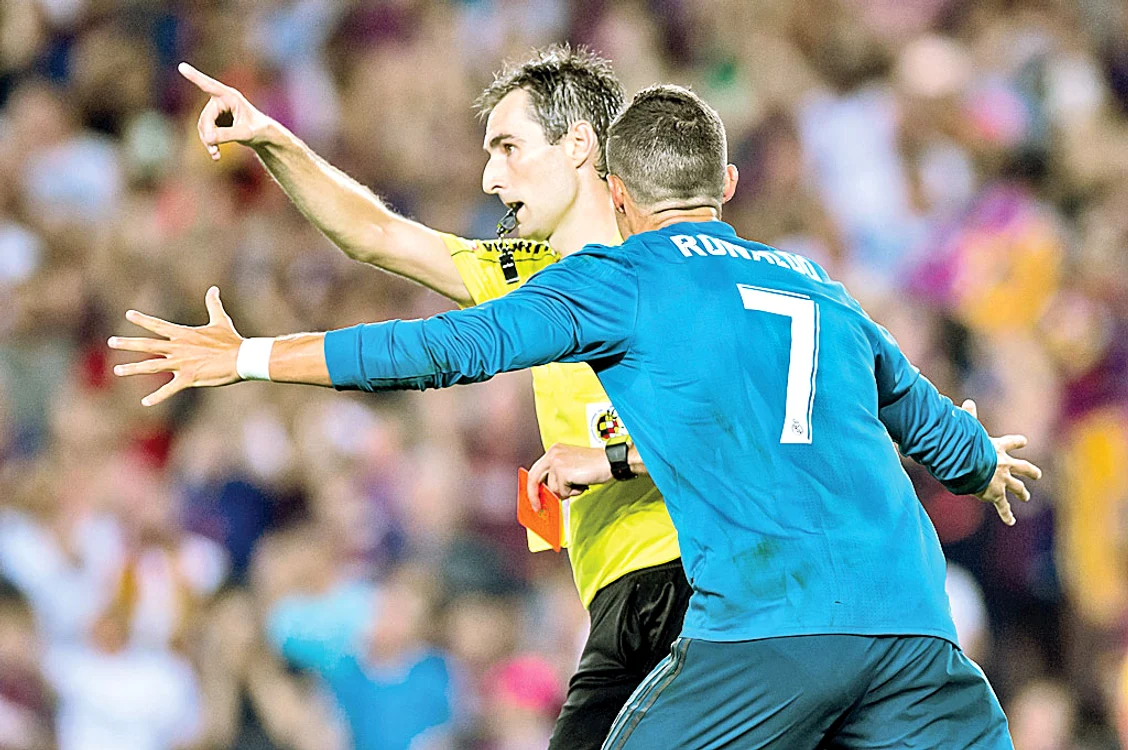 Portughezul l-a îmbrâncit  pe arbitru pentru că l-a eliminat