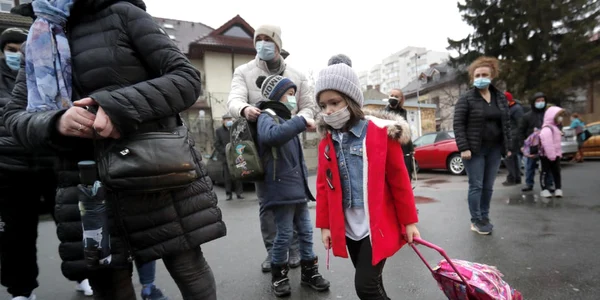Elevii revin la cursuri la scoala gimnaziala Cezar Bolliac din Bucureşti 8 februarie 2020 FOTO EPA-EFE / Robert Ghement