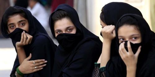 Musulmanii şiiţi pakistanezi participă la o procesiune de plângere în luna sacră a lui Muharram Peshawar. FOTO EPA-EFE