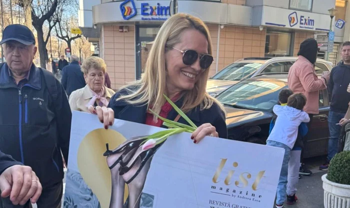 Andreea Esca împarte flori pentru doamne și domnișoare de 8 martie / foto: Click!