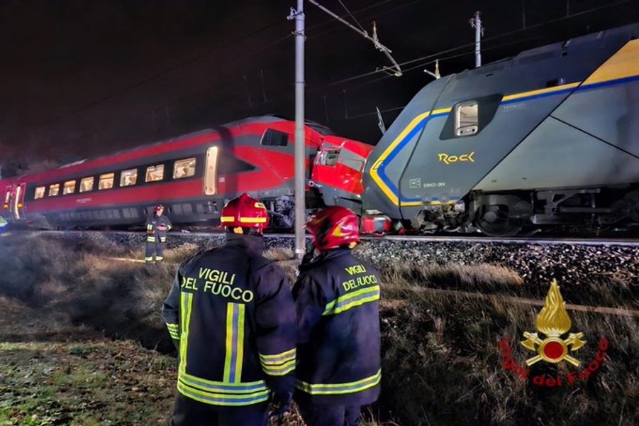 17 persoane au fost rănite în urma unei coliziuni între două trenuri în Italia