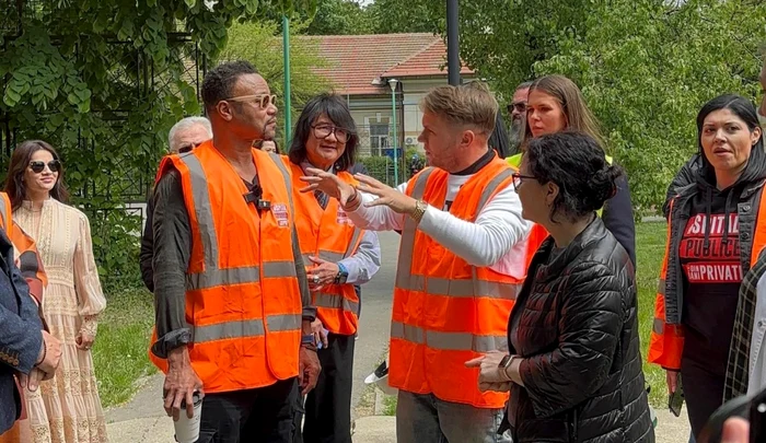 Actorul american, pe șantier la Obregia. foto: FB/Codin Maticiuc