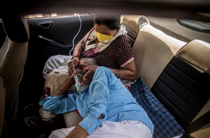 Bolnavii se sting cu zile în stradă aşteptând un loc în spital