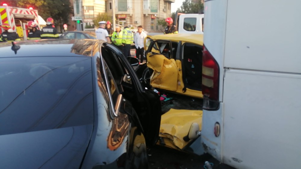 Accident rutier între un microbuz și autoturism: trei victime, printre care și un bebeluș, în stare gravă