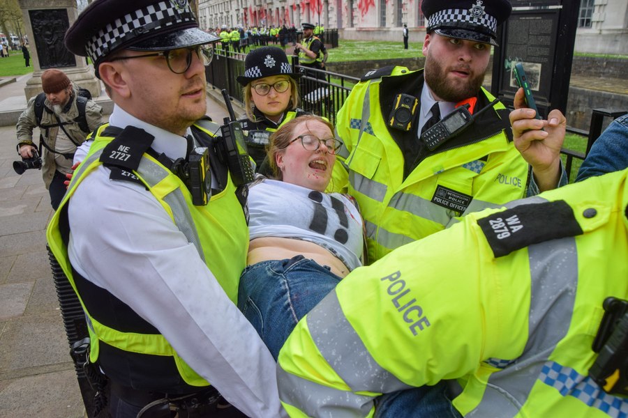 Cinci protestanți pro-Palestina, arestați după ce au aruncat vopsea roșie pe sediul Ministerului Apărării din Marea Britanie | VIDEO