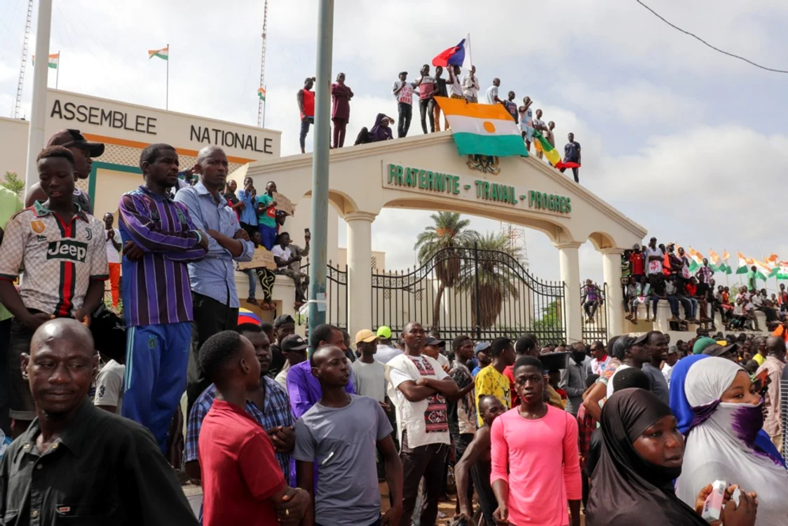 Manifestanți pro-juntă adunați în fața Parlamentului din Niamey FOTO EPA-EFE