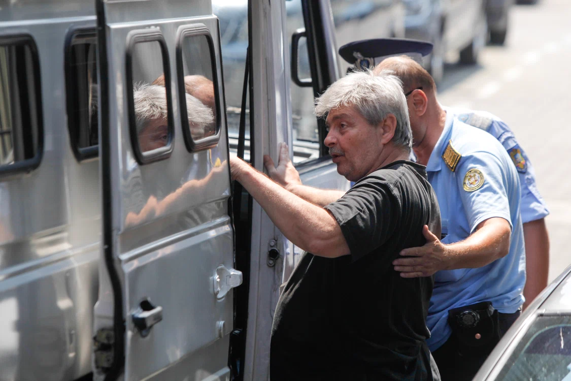 Sorin Ovidiu Vîntu a fost ajutat de gardieni ca să urce în dubă (foto:inquam)