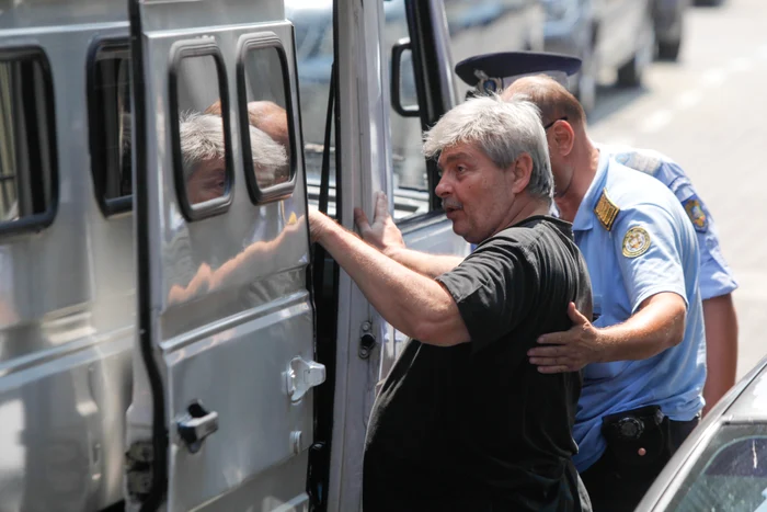 
    Sorin Ovidiu Vîntu a fost ajutat de gardieni ca să urce în dubă (foto:inquam)  