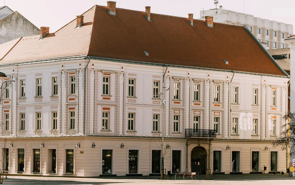 Casa cu atlanți.  Sursa: Romania Sotheby's International Realty