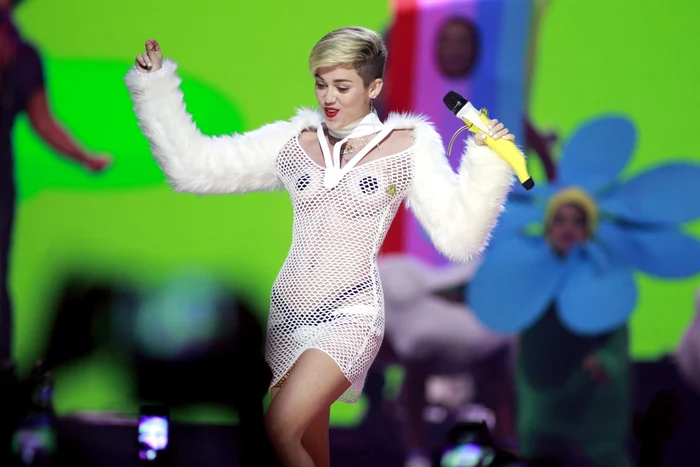 Miley Cyrus este o cântăreaţă
şi actriţă americană care a devenit cunoscută graţie serialului
pentru adolescenţi „Hannah Montana“,
în care a interpretat rolul principal FOTO Reuters