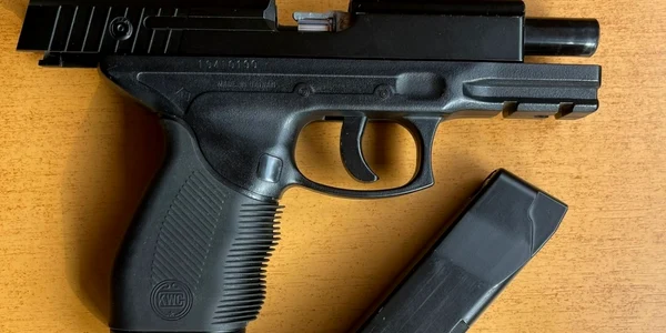Pistolul cu care un licean din Vâlcea s-a dus la şcoală de Ziua Îndrăgostiţilor Foto Jandarmeria Vâlcea 1