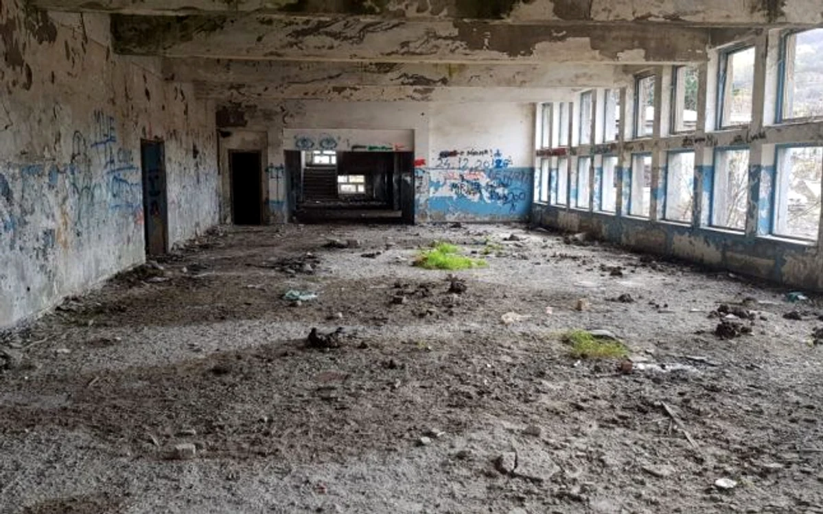 Imagine din incinta în care a funcţionat sediul fostei exploatări de la Baia de Arieş