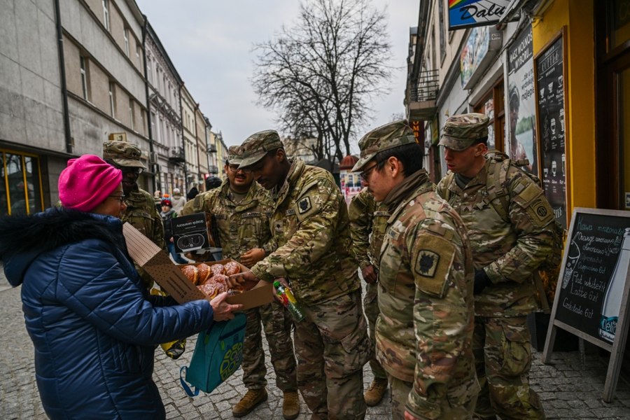 Ce să iei cu tine în caz de evacuare. Ghidul de supraviețuire care îi învață pe polonezi ce să facă dacă începe războiul: „Când auzi o explozie în aer liber, întinde-te pe jos”