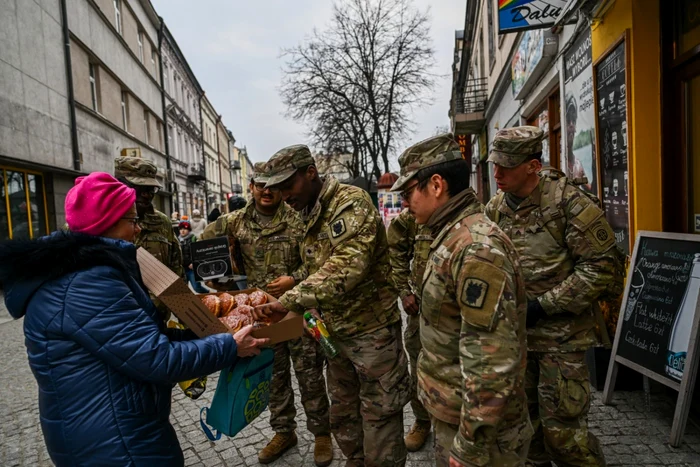 Polonezii sunt instruiți să ia cu ei alimente bogate în calorii. FOTO:EPA/EFE