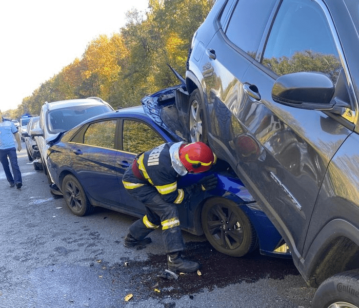 Accident rutier pe A1. Cinci mașini au fost implicate, iar o victimă a ajuns la spital