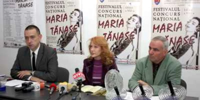 Mihai Fifor, directorul festivalui (foto stânga), Aurelia Popescu, director TVR Craiova şi Nicolae Dumitru, director CJPCCT Dolj