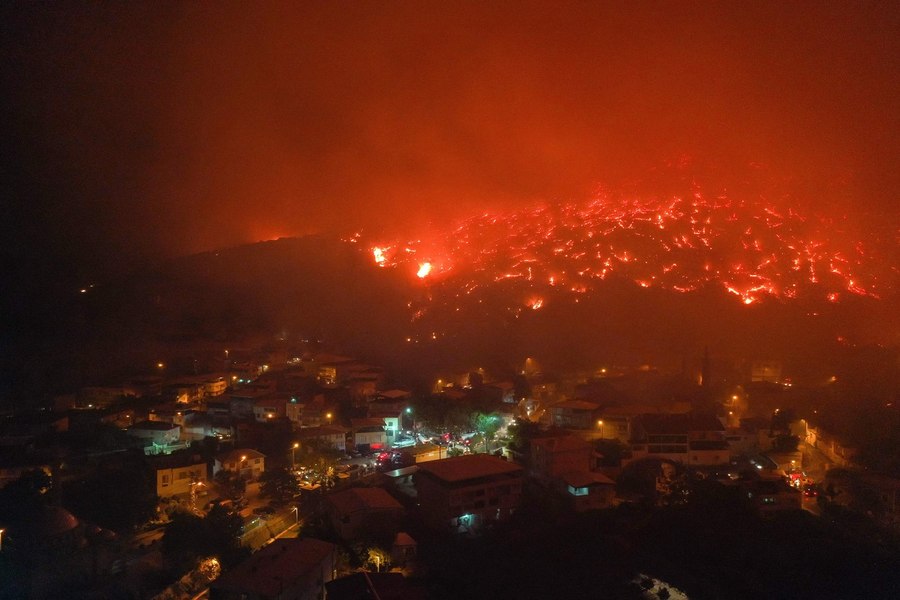 Cupolă de foc deasupra Europei. Incendiile de vegetație continuă să facă ravagii în sudul continentului