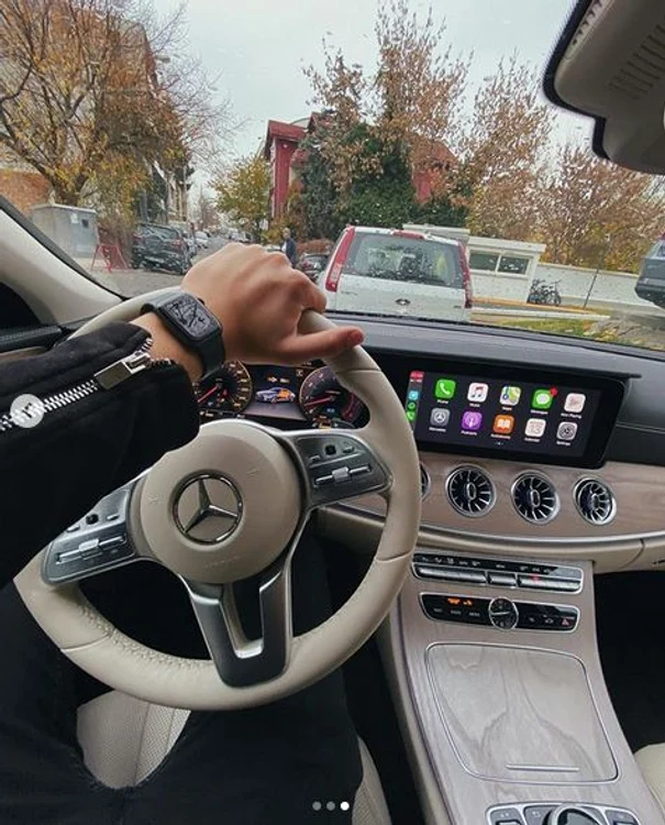 Selly a dat 81.000 de dolari pe mașină