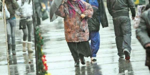 În majoritatea regiunilor va ploua şi se va forma lapoviţă