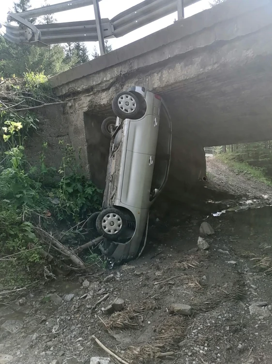 Maşina condusă de septuagenar a picat într-un pârâu FOTO ISU Neamţ