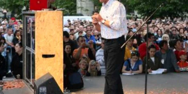 Preşedintele Băsescu a primit o sabie ca dar simbolic