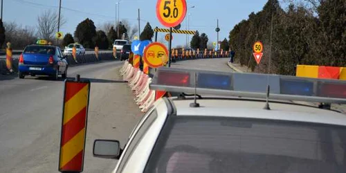 Intrarea pe podul de la Agigea păzită de poliţie. FOTO Adrian Boioglu