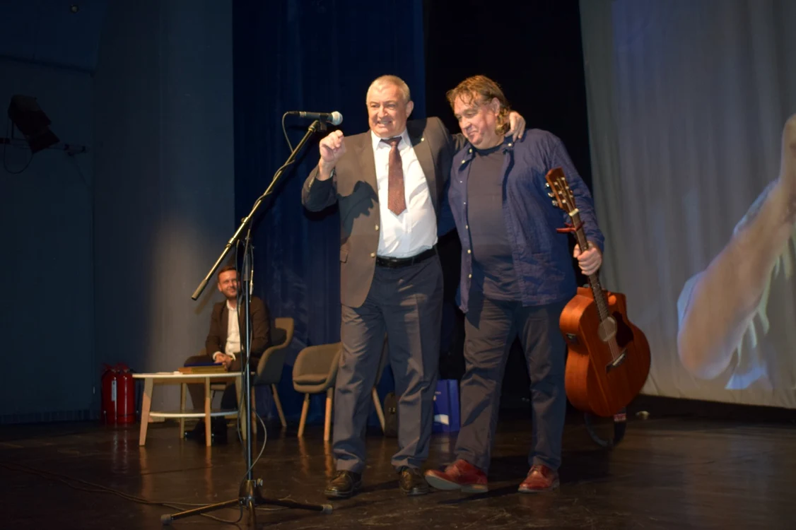 Folkistul Dan Vană a fost prezent la aniversarea poetului Foto: Viorel Surdoiu