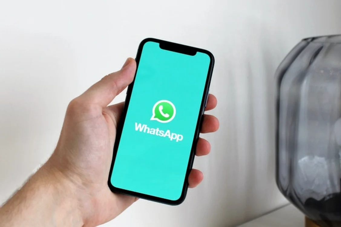 Înşelăciunea este pusă la cale pe Whatsapp. Foto
