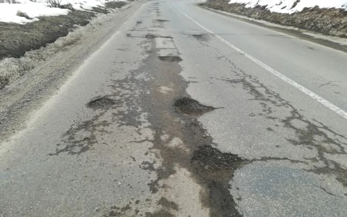 Drumul Botoşani-Vorona este plin de gropi FOTO Cosmin Zamfirache