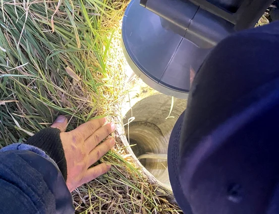 Puțul în care a căzut copilul are un diametru de doar 30 cm. FOTO ISU Teleorman