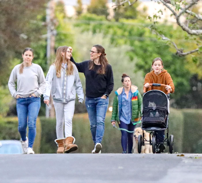 Jennifer Garner și cele două fiice ale ei Seraphina și Violet - foto: Profimedia