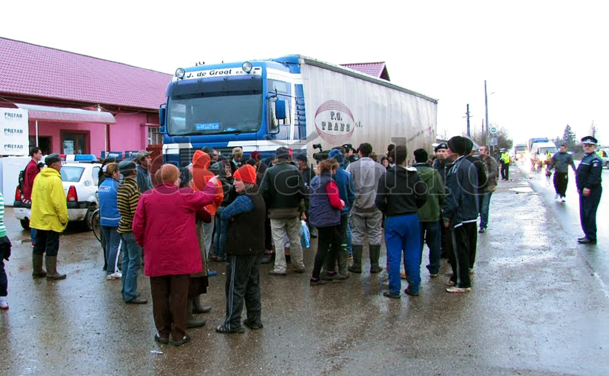 La locul accidentului se strânseseră zeci de localnici revoltaţi  FOTO: Iulian Bunilă