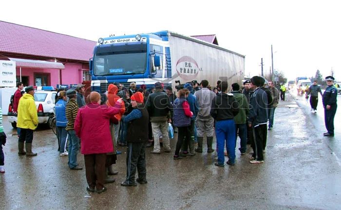 La locul accidentului se strânseseră zeci de localnici revoltaţi FOTO: Iulian Bunilă