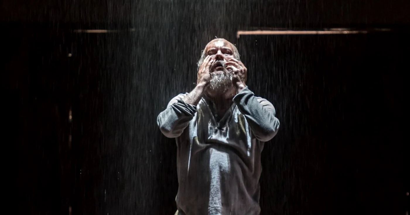 Johan Reuter în scena finală din Œdipe (© Foto: Clive Barda/ROH)